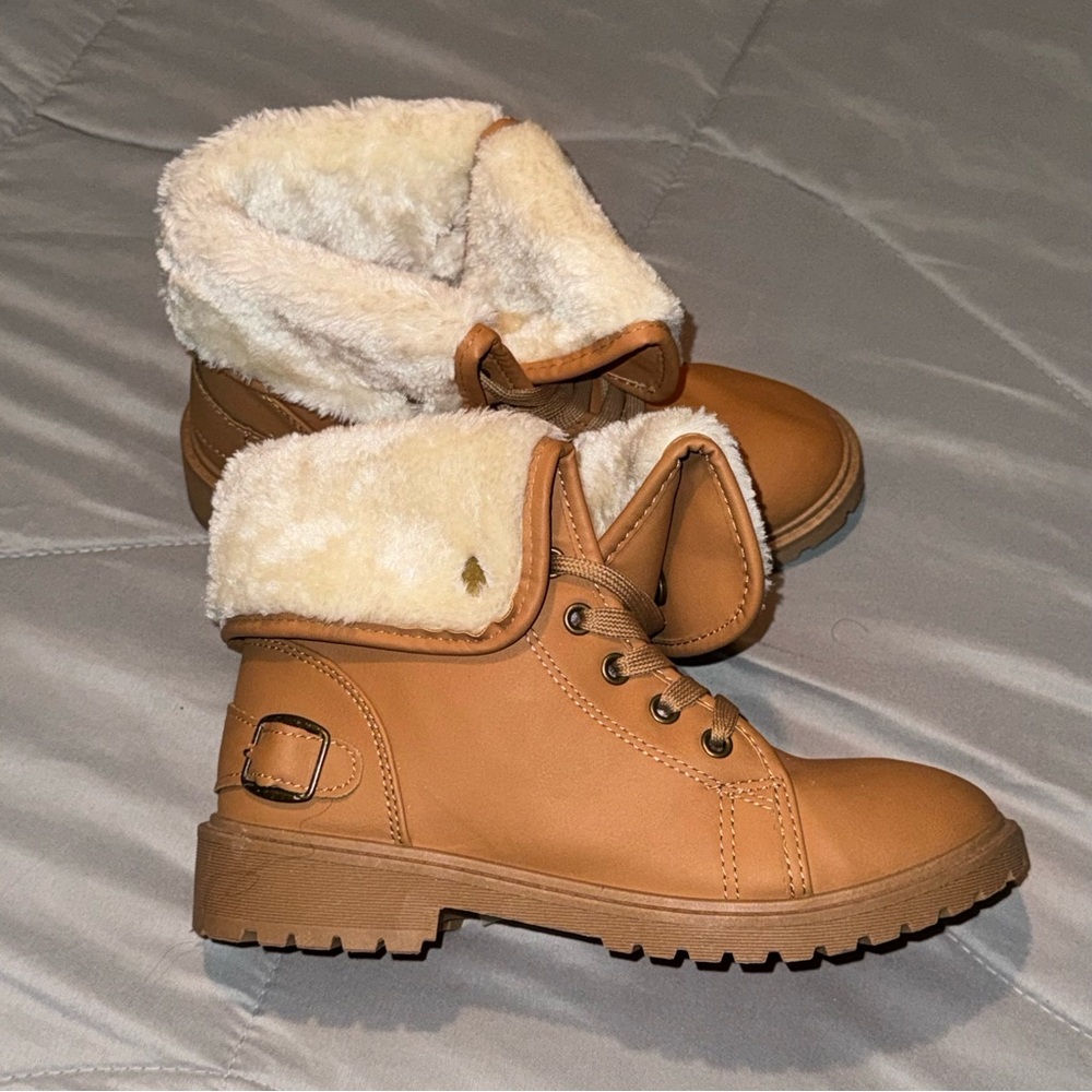NWT camel boots with off white fur